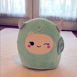 Squishmallow Yollie the Yeti 11” BNWT